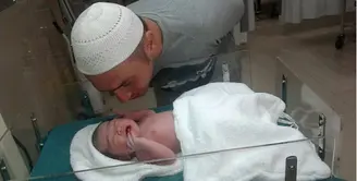 Kabar bahagia datang dari Gary Iskak dan Richa Novisha. Pasangan pesinetron ini baru saja dikaruniai seorang bayi berjenis kelamin perempuan, Sabtu (7/1). Sebelumnya, anak pertama pasangan ini lahir pada 2010 silam. (dok. Intagram/gary_iskak)