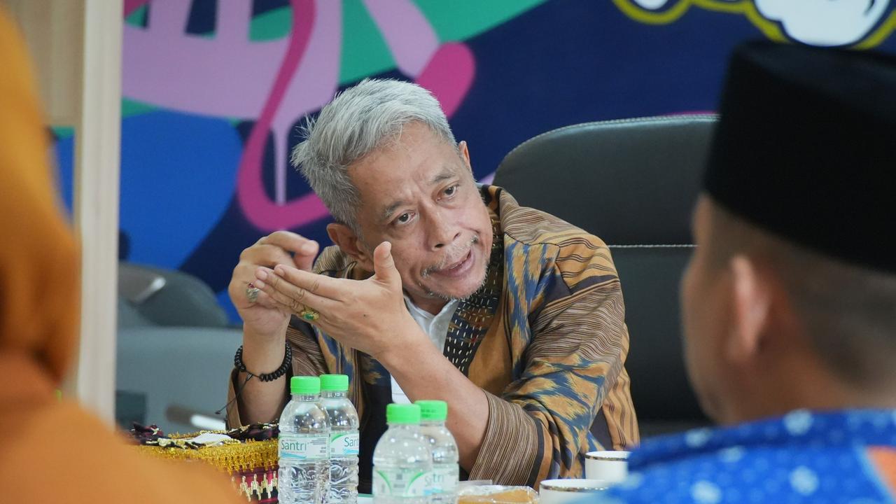 Wamensos Agus Jabo Priyono saat menerima laporan Bupati Buton Tengah Azhari Sekolah Rakyat