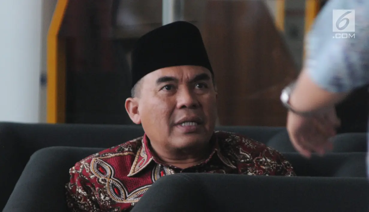 Bupati Jepara Ahmad Marzuqi menunggu panggilan penyidik saat akan menjalani pemeriksaan di Gedung KPK, Jakarta, Senin (13/5/2019). Marzuqi diperiksa sebagai tersangka terkait suap dalam putusan atas praperadilan dugaan korupsi penggunaan dana bantuan parpol di PN Semarang. (merdeka.com/Dwi Narwoko)
