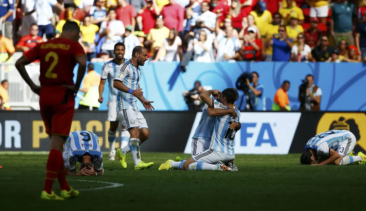 Timnas Argentina merayakan kemenangan di laga perempat final Piala Dunia 2014 atas Belgia 1-0 di Stadion Nasional Brasilia, (5/7/2014). (REUTERS/Damir Sagolj)