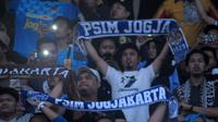 Aksi suporter PSIM setelah pertandingan melawan Martapura FC di Stadion Mandala Krida, Yogyakarta (8/8/2019). (Bola.com/Vincentius Atmaja)