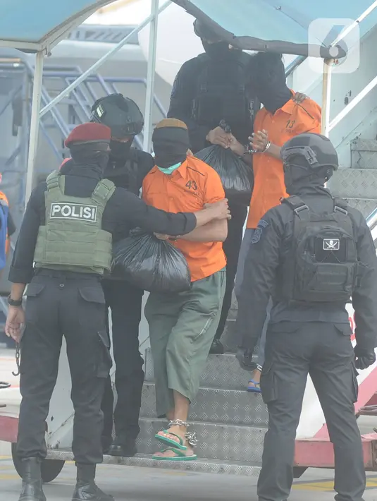 Densus 88  Mabes Polri membawa teroris usai tiba di Bandara Soekarno-Hatta, Tangerang Banten, Kamis (4/1/2021). Sebanyak 26 terduga teroris tertangkap petugas Densus 88 di Makassar dan Gorontalo. (merdeka.com/Arie Basuki)