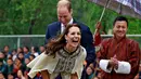 Istri Pangeran William, Kate Middleton atau Catherine Duchess of Cambridge tertawa terbahak-bahak usai memainkan permainan panah tradisional di Changlimithang Archery Ground Thimphu , Bhutan , 14 April 2016. (REUTERS / Cathal McNaughton)