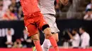 Pemain depan Real Madrid, Karim Benzema (kiri) berebut bola di udara dengan bek AS Roma Juan Jesus dalam International Champions Cup (ICC) di New Jersey, AS, Selasa (7/8). (AP Photo/Julio Cortez)