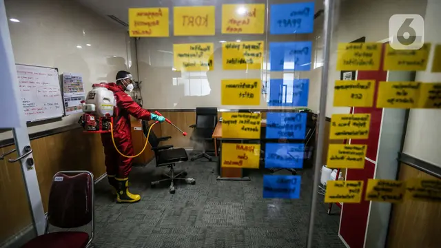 FOTO: Penyemprotan Disinfektan Gedung DPRD DKI Jakarta