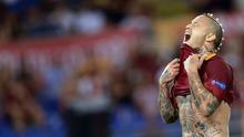 Ekspresi Radja Nainggolan  saat timnya kalah dari FC Porto dengan agregat 1-4 pada leg 2 babak play off Liga Champions  di Olympic Stadium, Rome (24/8/2016) dini hari WIB. (AFP/Filippo Monteforte)