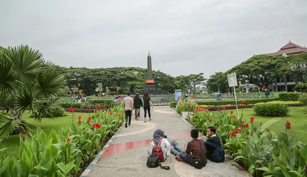 Tugu Malang dikelilingi oleh taman berbunga yang sangat indah serta beberapa pohon Trembesi, Rabu (21/1/2015). (Liputan6.com/Faizal Fanani)