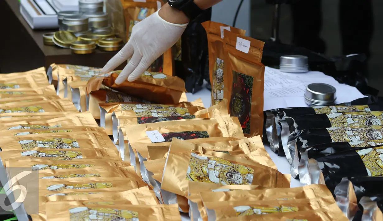 Barang bukti, sejumlah paket narkoba jenis gorila ditunjukan saat rilis di Polda Metro Jaya, Jakarta, Minggu (22/1). Dalam aksinya pelaku menjual narkoba tersebut melalui sosial media. (Liputan6.com/Helmi Affandi)