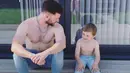 <p>Ketika tidak sibuk di studio atau di atas panggung, Calum Scott memilih berkumpul bareng keluarganya. Family man sekali, ya! (Foto: instagram.com/@calumscott)</p>