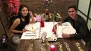 Pasangan kekasih Verrel Bramasta dan Natasha Wilona baru saja mengunggah foto romantis. Duduk berhadapan, dengan berhias bunga yang membentuk tulisan bersimbol i love you. (Instagram/natashawilona12)