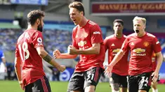 Para pemain Manchester United merayakan gol yang dicetak oleh Bruno Fernandes ke gawang Brighton Hove Albion pada laga Liga Inggris, Sabtu (26/9/2020). Setan Merah menang dengan skor 3-2. (Glyn Kirk/Pool via AP)