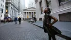 Patung Fearless Girl berdiri di lokasi barunya di depan bursa efek New York, Selasa (11/12). Patung yang menginspirasi jutaan orang dengan pesan feminisme itu sebelumnya berada di depan patung banteng 'Charging Bull' di Broadway. (AP/Mark Lennihan)