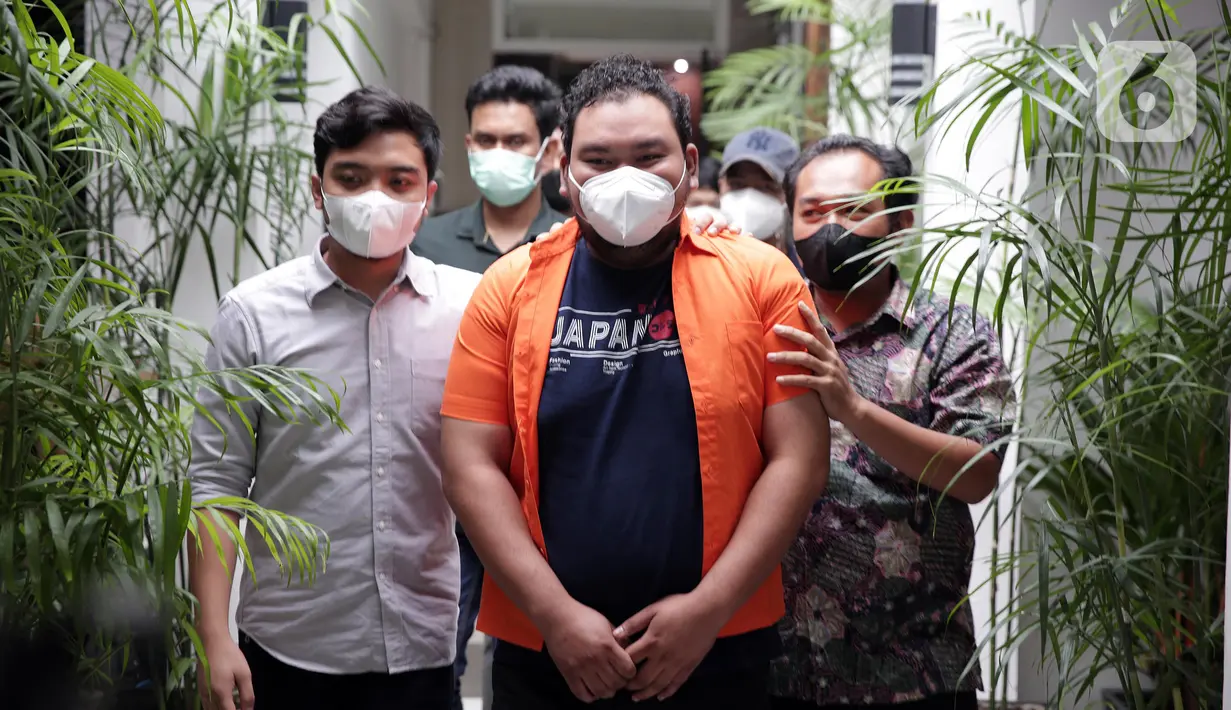 Tersangka komika Fico Fachriza saat dihadirkan dalam rilis kasus penyalahgunaan narkoba di Ditresnarkoba Polda Metro Jaya, Jakarta, Jumat (14/1/2022). Dalam penangkapan, polisi berhasil mengamankan barang bukti tembakau sistetis sebarat 1,45 gram. (Liputan6.com/Faizal Fanani)