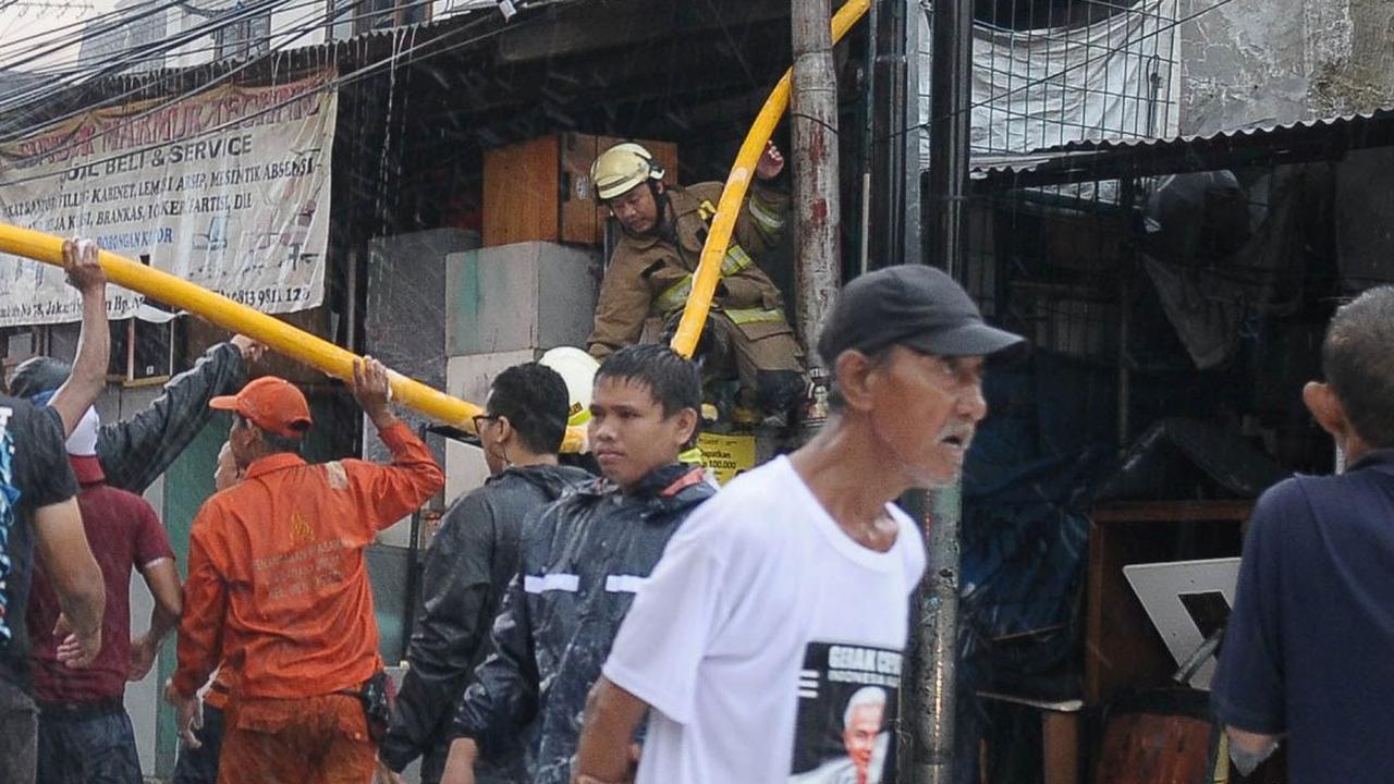 FOTO: Momen 100 Petugas Pemadam Kebakaran Jinakkan Api yang Melahap Habis Rumah dan Toko di Kawasan Manggarai