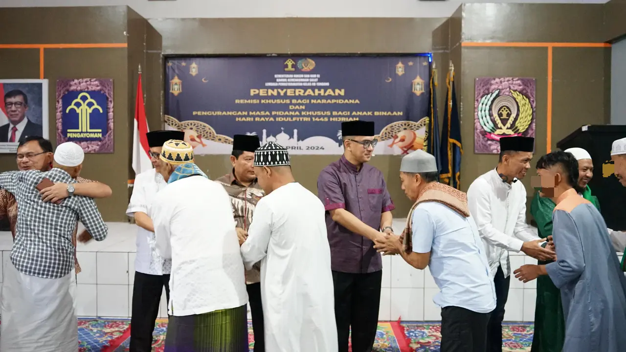 Kepala Kanwil Kemenkumham Sulut Ronald Lumbuun, Rabu (10/4/2024), memberikan Remisi Khusus bagi WBP di Lapas Tondano.