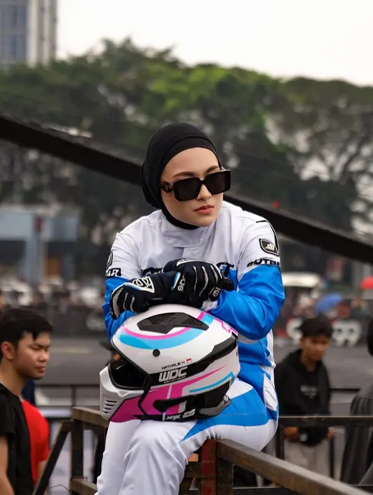 Mengikuti ajang drifting mobil, Nathalie Holscher tetap tampil santun dengan mengenakan hijab [@nathalieholscher]