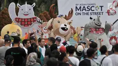 Maskot Asian Games 2018, Kaka badak bercula satu, Atung rusa bawean, dan Bhin Bhin burung cendrawasih saat menyapa warga di Car Free Day, MH Thamrin, Jakarta, Minggu (25/3). (Merdeka.com/Iqbal S. Nugroho)