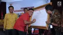 Perwakilan PDIP, Andreas Hugo Pariera menandatangani deklarasi Keterbukaan Informasi Peserta Pemilu 2019 di Jakarta, Selasa (22/5). Hal ini untuk mendukung penyelenggaraan Pemilu yang transparaan dan akuntabel. (Liputan6.com/Helmi Fithriansyah)