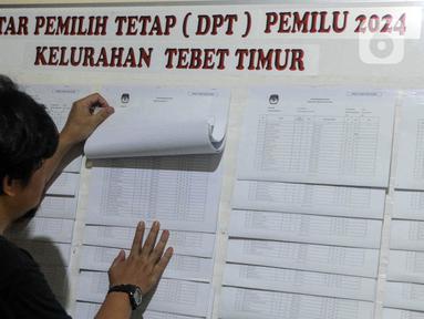 Warga melihat Daftar Pemilih Tetap (DPT) di Kantor Kelurahan Tebet, Jakarta, Kamis (30/11/2023). Website resmi Komisi Pemilihan Umum (KPU) dibobol hacker dan sekitar 204 juta data DPT bocor dalam kejadian ini. (Liputan6.com/Herman Zakharia)