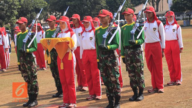 Saat Rayhan, Rafi, dan Rangga berlatih bersama Paskibraka Nasional 2019 lainnya dari satu tim yang sama. Terlihat Salma, Paskibraka Nasional 2019 dari Jawa Tengah yang bertugas sebagai Pembawa Baki (Liputan6.com/Aditya Eka Prawira)