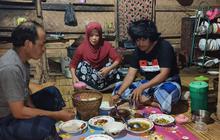 Menjadi Artis Terkenal, Momen Ucuy Buka Puasa dan Sahur Barang Ortu yang Begitu Sederhana di Rumah Panggung