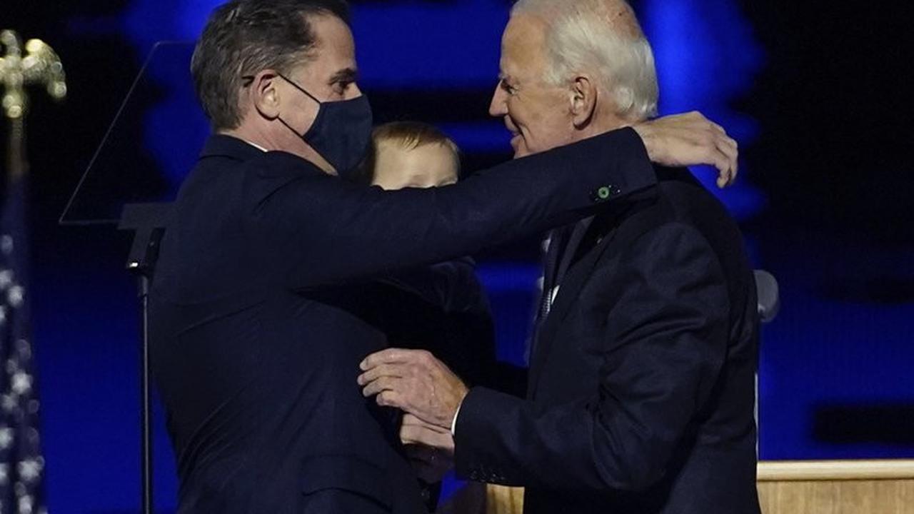 Presiden terpilih Amerika Serikat Joe Biden (kanan), bersama putranya, Hunter Biden (kiri). (Photo credit: AP Photo/Andrew Harnik, Pool)