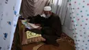 Umat muslim Afghanistan membaca Alquran di sebuah masjid di Kabul, Rabu (6/6). Jamaah beriktikaf memperbanyak membaca Al-Quran, berzikir, doa dan istigfar pada sepuluh malam terakhir Ramadan menanti datangnya malam Lailatul Qadar. (AP/Rahmat Gul)