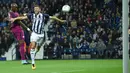 Pemain Manchester City, Eliaquim Mangala (kiri) menyundul bola melewati adangan pemain West Bromwich, Gareth McAuley pada laga Piala Liga Inggris di The Hawthorns, West Bromwich, (20/9/2017). City menang 2-1.  (AFP/Oli Scarff)