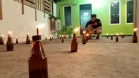 Puluhan pelita dinyalakan di halaman rumah warga Gorontalo di Kota Palu. Tradisi itu dilakukan di malam ke-27 Ramadan. (Foto: Heri Susanto/ Liputan6.com).