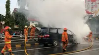 Sebuah mobil Alphard terbakar di Tol Tanjung Duren, Jakarta. (Istimewa)