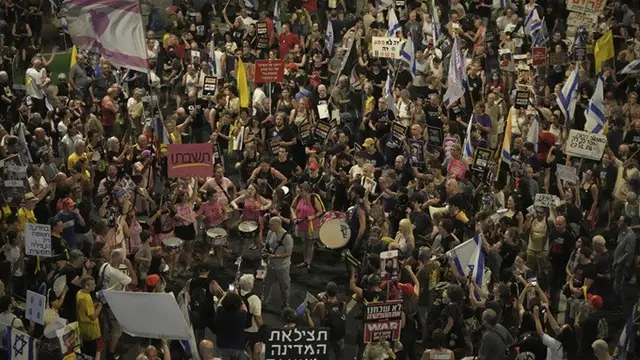 Warga Israel turun ke jalan-jalan di Tel Aviv pada Sabtu (16/8/2025), menuntut diakhirinya perang, pembebasan segera sandera yang ditahan Hamas di Jalur Gaza, serta menyuarakan penolakan terhadap pemerintahan Perdana Menteri Benjamin Netanyahu.