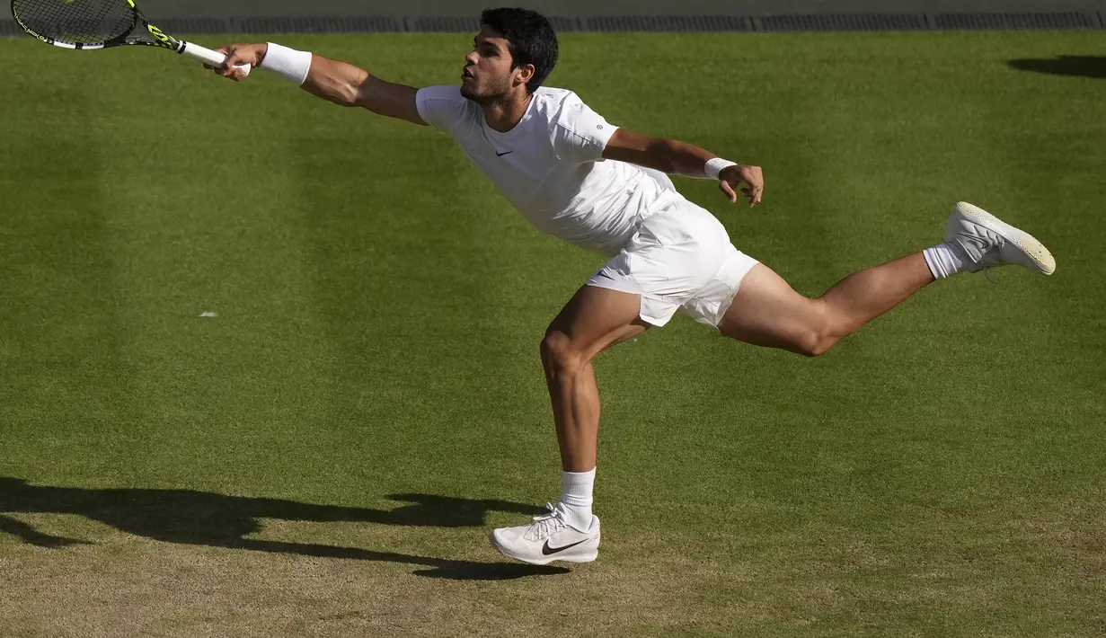 Petenis Spanyol itu keluar sebagai pemenang dengan kemenangan 7-6(3) 6-4 6-4 di Centre Court. (AP Photo/Alberto Pezzali)