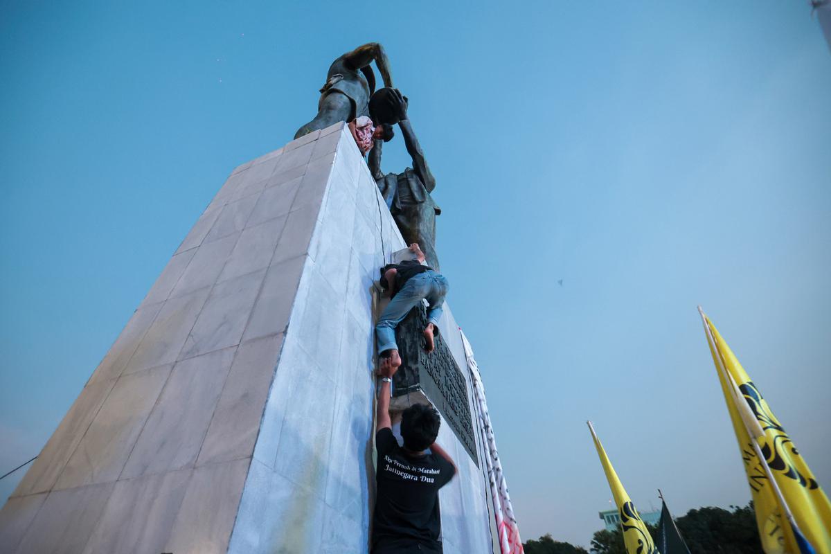 Aliansi Mahasiswa Sadar Panjat Tugu Tani, Bentangkan Spanduk Raksasa