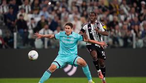 Pemain Bologna, Eivand Helland (kiri), berebut bola dengan pemain Juventus, Jonathan David, dalam pertandingan Serie A di Turin, Italia, Senin (20/4/2026) dini hari WIB. (Fabio Ferrari/LaPresse via AP)