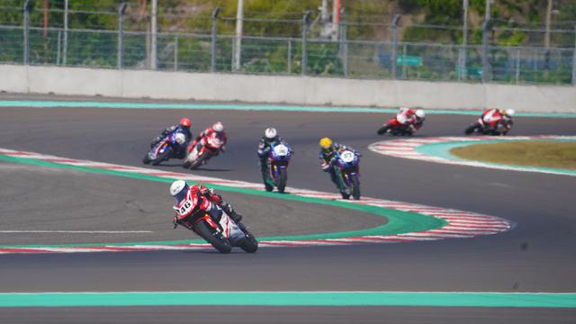 Foto: Aksi Local Pride Muda Bawa Honda dan Yamaha Kuasai Podium di Race 1 AP250 ARRC Mandalika 2023