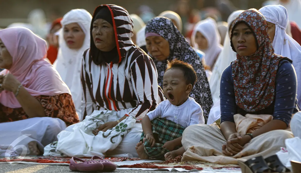 Umat Muslim di kawasan Jatinegara dan sekitarnya melaksanakan sholat Idul Adha 1436 H, Jakarta, Kamis (24/9/2015). Ruas Jalan Jatinegara Barat disulap menjadi tempat pelaksanaan salat. (Liputan6.com/Yoppy Renato)
