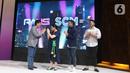 Managing Director Emtek Sutanto Hartono (kiri) bersama perwakilan RANS Entertainment Nagita Slavina, Raffi Ahmad, dan Kaesang Pangarep di SCTV Tower, Jakarta, Jumat (29/10/2021). RANS Entertainment dan Emtek Group, lewat SCM, resmi umumkan kemitraan. (Liputan6.com/Herman Zakharia)
