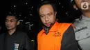 Chandra Safari dan Hendra Wijaya, pihak swasta penyuap Bupati Lampung Utara, mengenakan rompi oranye usai menjalani pemeriksaan di Gedung KPK, Jakarta, Selasa (8/10/2019). Selain Bupati Lampung Utara, lima orang lain juga turut ditetapkan sebagai tersangka. (merdeka.com/Dwi Narwoko)