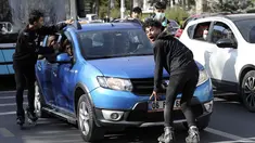 Remaja tanpa masker dan mengabaikan jarak sosial, bermain di jam lalu lintas yang sibuk sebelum penguncian nasional, di Ankara, Rabu (21/4/2021). Turki terus mencatat rekor kematian harian COVID-19 tertinggi pada hari Rabu, dengan 362 kematian terdaftar dalam 24 jam terakhir. (AP/Burhan Ozbilici)