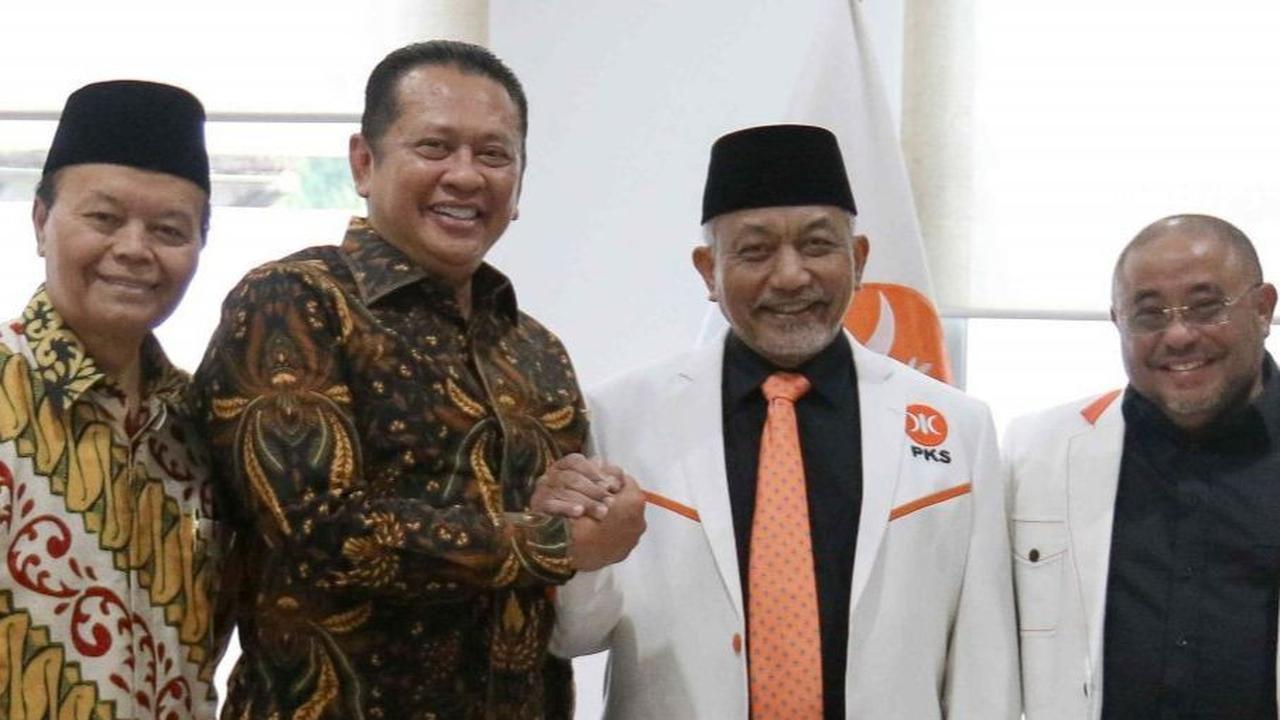 Ketua MPR Bambang Soesatyo (kedua kiri) didampingi Wakil Ketua M Hidayat Nur Wahid (kiri) berjabat tangan dengan Presiden PKS Ahmad Syaikhu (kedua kanan) dan Sekjen Aboe Bakar Alhabsyi (kanan) saat kunjungan kebangsaan di Kantor DPP PKS, Jakarta, Senin (8