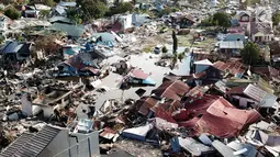 Pandangan udara Perumnas Balaroa yang rusak dan ambles akibat gempa bumi Palu, Sulawesi Tengah, Jumat (5/10). Gempa yang menimpa Palu mengakibatkan tanah di Perumnas Balaroa ambles 5 meter. (Liputan6.com/Fery Pradolo)