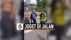 AKSI EMAK-EMAK JOGET DI LAMPU MERAH TUAI KONTROVERSI