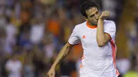 Gelandang Valencia, Dani Parejo melakukan selebrasi usai mencetak gol kemenangan ke gawang Alaves, pada laga pekan ke-5 La Liga 2016-2017, Stadion Mestalla, Jumat (23/9/2016) dini hari WIB. (EPA/Miguel Angel Polo)