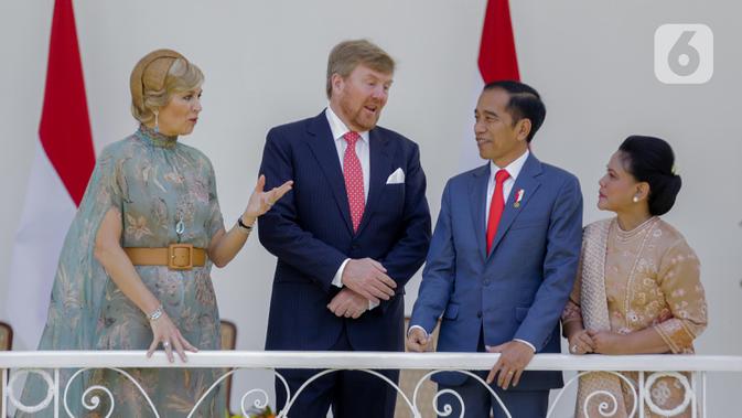 Presiden Joko Widodo (Jokowi) didampingi Ibu Negara Iriana berbincang dengan Raja Belanda Willem-Alexander dan Ratu Maxima Zorreguieta Cerruti di beranda Istana Bogor, Selasa (10/3/2020). Kunjungan Raja dan Ratu Belanda ke Indonesia berlangsung 9-13 Maret 2020. (Liputan6.com/Faizal Fanani)
