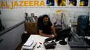 Seorang karyawan berada di balik mejanya di kantor berita Al Jazeera, Yerusalem, 31 Juli 2017. Israel menuduh Al Jazeera mendukung terorisme, dan menyebutkan bahwa saluran bahasa Arab dan bahasa Inggrisnya akan diblokir. (AHMAD GHARABLI/AFP)
