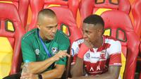 Pelatih Madura United, Fabio Lefundes (kiri) bersama pemainnya, Hugo Gomes. (Bola.com/Wahyu Pratama)