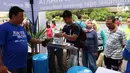 Warga memanfaatkan air minum gratis saat run for water di CFD, Jakarta, Minggu (25/3). Run For Water kolaborasi antara PAM Jaya, Palyja, dan Aetra mengkampanyekan hari air dunia 2018 mengajak masyarakat ayo peduli air Jakarta. (Liputan6.com/Angga Yuniar)