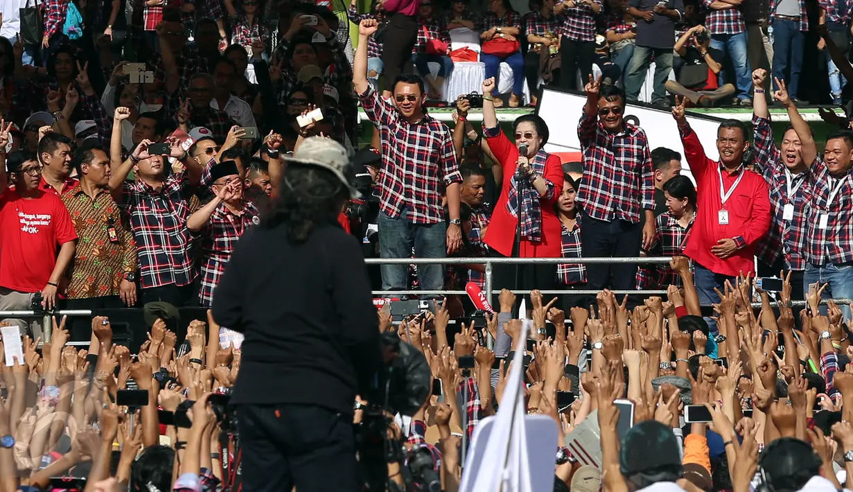 Presiden RI ke 5, Megawati Soekarnoputri memberikan pidato politiknya didampingi Pasangan Cagub dan Cawagub Nomor Urut 2 Ahok - Djarot saat "Konser Gue 2" di "ex golf driving range" Senayan, Jakarta, (4/2). (Liputan6/JohanTallo)