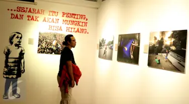 Pengunjung mengamati karya fotografi dalam Roadshow Pameran Fotografi Jurnalistik Anugerah Pewarta Foto Indonesia (APFI) 2016 di Galeri Foto Jurnalistik Antara, Jakarta, Minggu (9/10). (Liputan6.com/Gempur M. Surya)