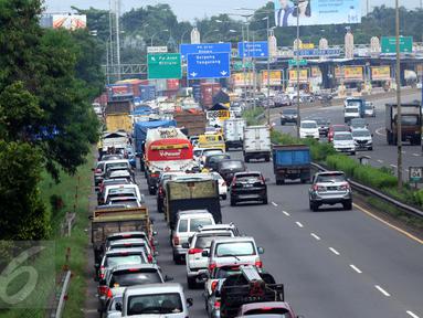 Sejumlah kendaraan terjebak kemacetan di ruas Tol BSD JORR, Tangerang Selatan, Senin (16/5). Kemacetan parah terjadi menyusul robohnya jembatan penyeberangan orang (JPO) di ruas Tol BSD JORR karena dihajar truk trailer. (Liputan6.com/Fery Pradolo)